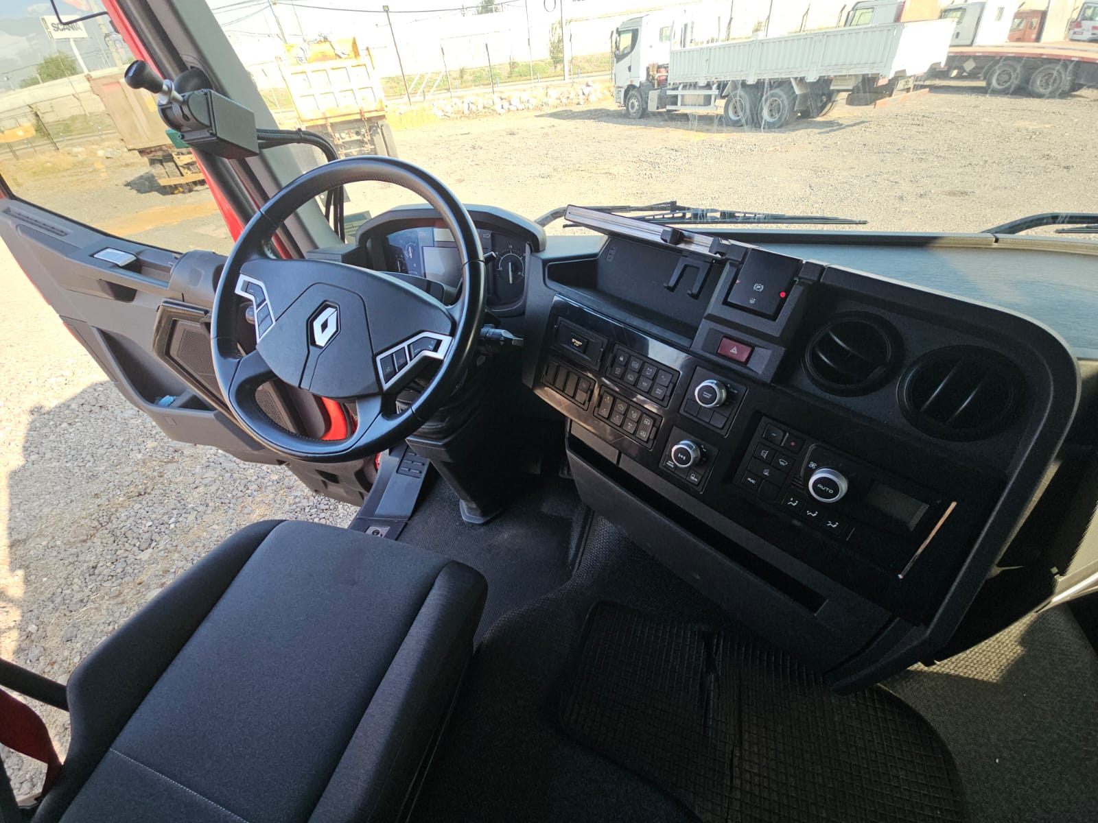 RENAULT C520 2023